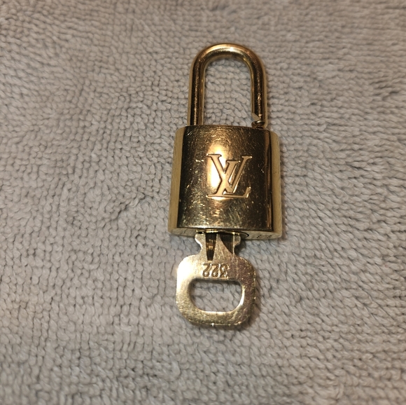 AUTHENTIC LOUIS VUITTON NEW LOCK AND KEY, NUMBER 322. AND INCLUDE GOLD P. CHAIN - Picture 2 of 13